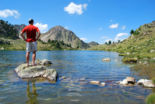 Au lac de Tracens, un randonneur