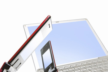 携帯電話とノートパソコン