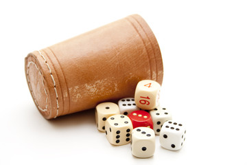 Würfelbecher mit Würfel