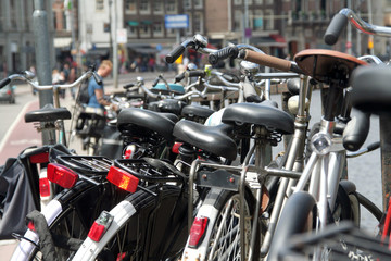 Fototapeta na wymiar Rowery w centrum Amsterdamu