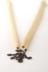 Riso nero con bacchette cinesi