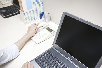 受話器を取る女性