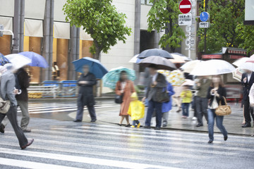 雨の中を歩く通行人