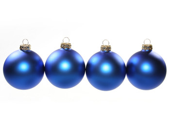 4 h&auml;ngende blaue Christbaumkugeln