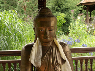 Buddha mit offenem und geschlossenem Auge