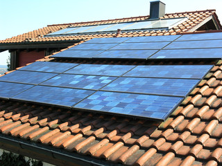Solarzellen und Röhrenkollektor