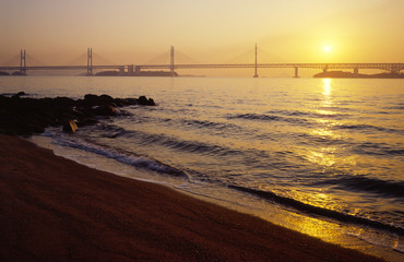 Naklejka premium 瀬戸大橋の朝