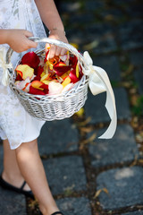 Korb mit Blütenblättern