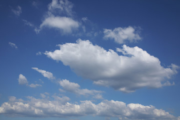 青空に流れる雲