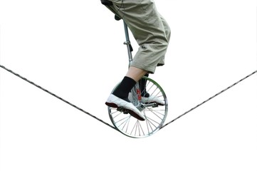  Hochseilakrobatik: der Seilakrobat, Seiltänzer, Einradfahrer auf Seil in Balance.