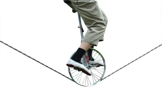  Hochseilakrobatik: der Seilakrobat, Seilt&auml;nzer, Einradfahrer auf Seil in Balance.