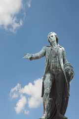 Schiller vor blauem Himmel