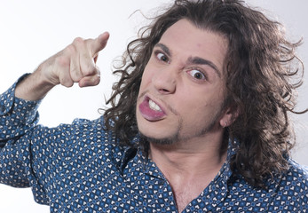 homme cheveux longs menaçant du doigt