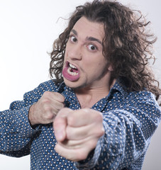 homme furieux agressif