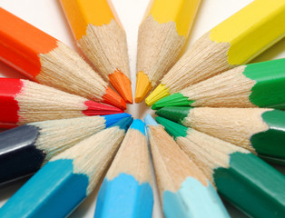 Color pencils in arrange in color wheel colors