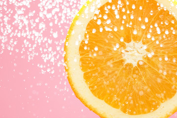 水に跳ねるオレンジ