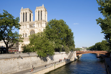 Fototapeta na wymiar Notre Dame an der Seine in Paris