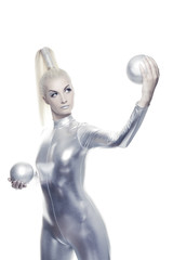 Obraz na płótnie Canvas Piękna kobieta z cyber srebrne kule