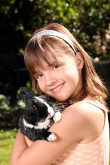Naklejka na ściany i meble Dziewczyna trzyma królika w ramionach