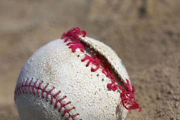 Fototapeta na wymiar Baseball uszkodzony