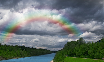 Regenbogen über Fluss