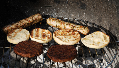 Bratwurst, Bratlinge und Toast auf Grill