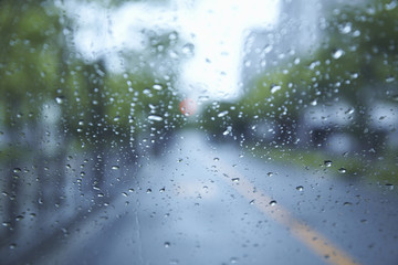 雨の日のフロントガラス