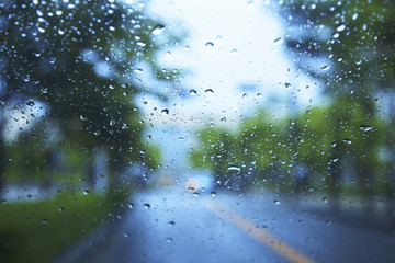 雨の日のフロントガラス