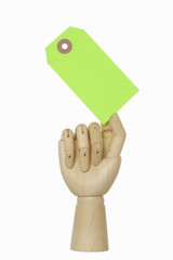 タグを持つ木製の手