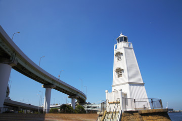 旧堺燈台と高速道路