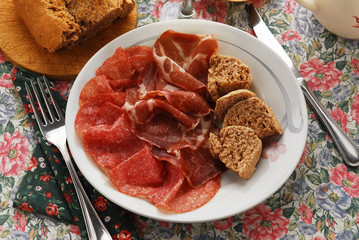 Pane di noci con affettati misti