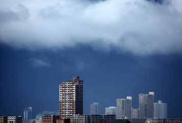 Fototapeta premium 雨雲が近づく街並