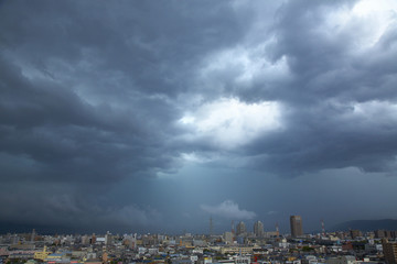 雨雲と街並