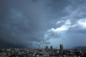 雨雲と街並