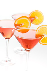 Einige rötliche Aperitive mit Orangenscheibe
