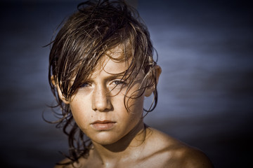 enfant triste mer portrait cheveux mouillé sable seul solitude