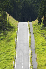 山間の道