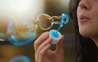 Ragazza che soffia le bolle di sapone