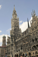 Fototapeta na wymiar Rathaus und Liebfrauendom in München