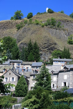 Sainte Vierge Notre-Dame de la Haute-Auvergne  dominant Murat