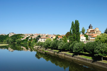Fototapeta na wymiar Miasto od Pont-du-Château: Auvergne
