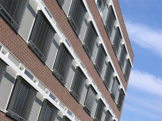 Bürogebäude mit Sonnenschutz