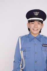 警備会社でアルバイトをする男性