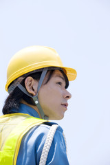 交通誘導を行う男性