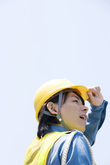 交通誘導を行う男性