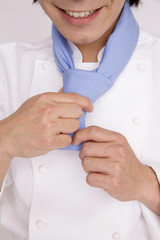 洋食店でアルバイトをする男性