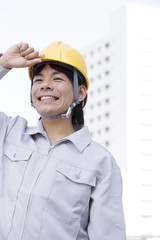 工事現場で働く男性