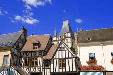 france; normandie; gaillon : maisons &agrave; colombages et ch&acirc;teau