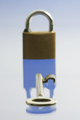 Vorhängeschloss mit Schlüssel