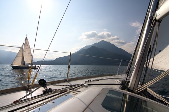 Veleggiando in barca a vela sul lago di Como. Barca che bolina e incontra altra barca a vela